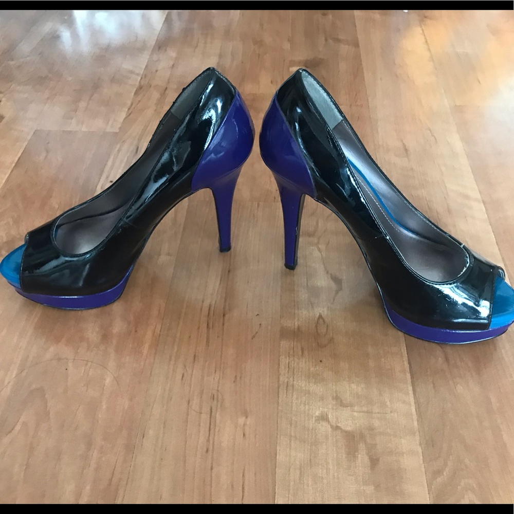 BCBG Blk multicolored heels